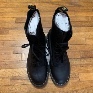 Dr. Martens Virginia 10 eye in black EU 39